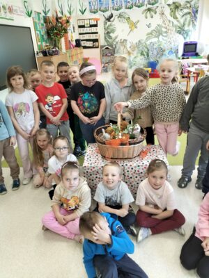 Miniaturka artykułu Wspólne pakowanie prezentów wielkanocnych dla Hospicjum im. Chrystusa Króla w Stróżach